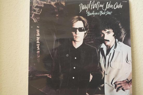 Daryl Hall And John Oates- Beauty On A Back Street
