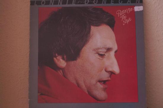 Lonnie Donegan - Puttin' On The Style