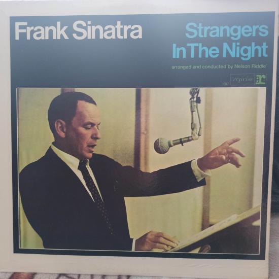 Frank Sinatra - Strangers In The Night